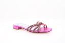  Mules plates fuchsia métallisé Albano avec talon bas de 2 cm et nœud en strass sur le devant. Élégantes et confortables pour toutes occasions.