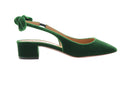 Chaussure Aquazzura Very Bow Tie 35 Sling en velours vert avec nœud papillon
Chaussure à bride arrière en velours vert avec talon bloc 3.5 cm
Détail du nœud papillon sur la bride arrière de la Very Bow Tie 35 Sling
Vue de profil de la chaussure Aquazzura en velours vert
Chaussure élégante en velours vert pour femmes signée Aquazzura