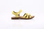sandales en cuir jaune BAMA pour enfant avec fermeture velcro
vue de profil des sandales BAMA jaunes à scratch
détail de la fermeture velcro des sandales BAMA
semelle en caoutchouc antidérapante des sandales BAMA
enfant portant les sandales BAMA jaunes en cuir

