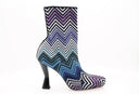 bottines Missoni Gea Boot chevron bleu violet à talon géométrique, bottines à enfiler Missoni avec motif chevron bleu violet, chaussures Missoni Gea Boot stretch avec talon de 9,5 cm, bottines Missoni en textile stretch avec semelle en cuir
