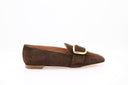 mocassins Rupert Sanderson Chesla Loafer en cuir suède brune avec bout pointu et détail doré, mocassins Rupert Sanderson avec semelle en cuir et décor doré, chaussures Rupert Sanderson Chesla Loafer suède smoke bout pointu, mocassins élégants Rupert Sanderson pour femme avec décoration dorée à l’avant

